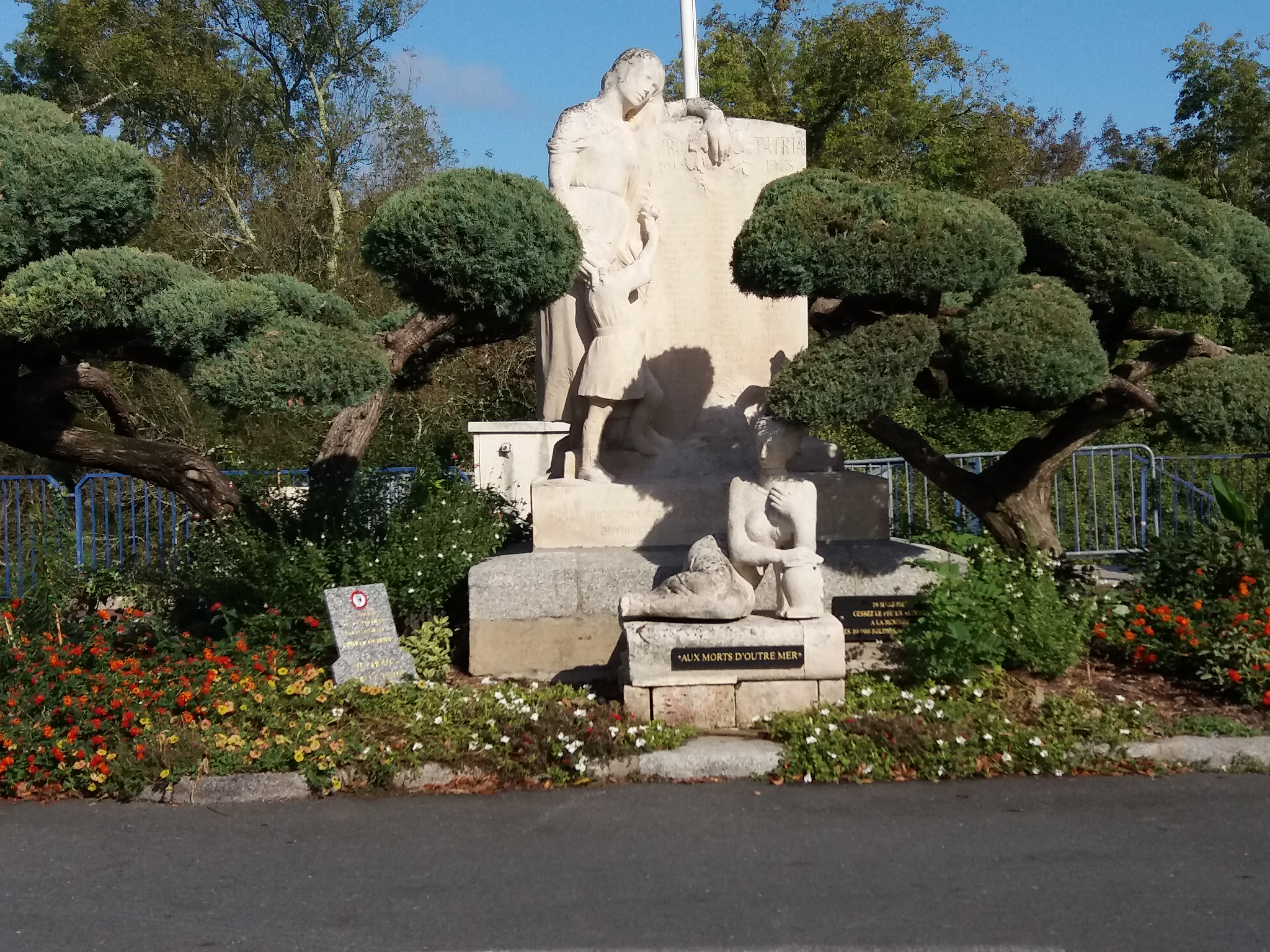 Monument_aux_morts Ville de Montpon-Ménestérol en Dordogne et en Périgord